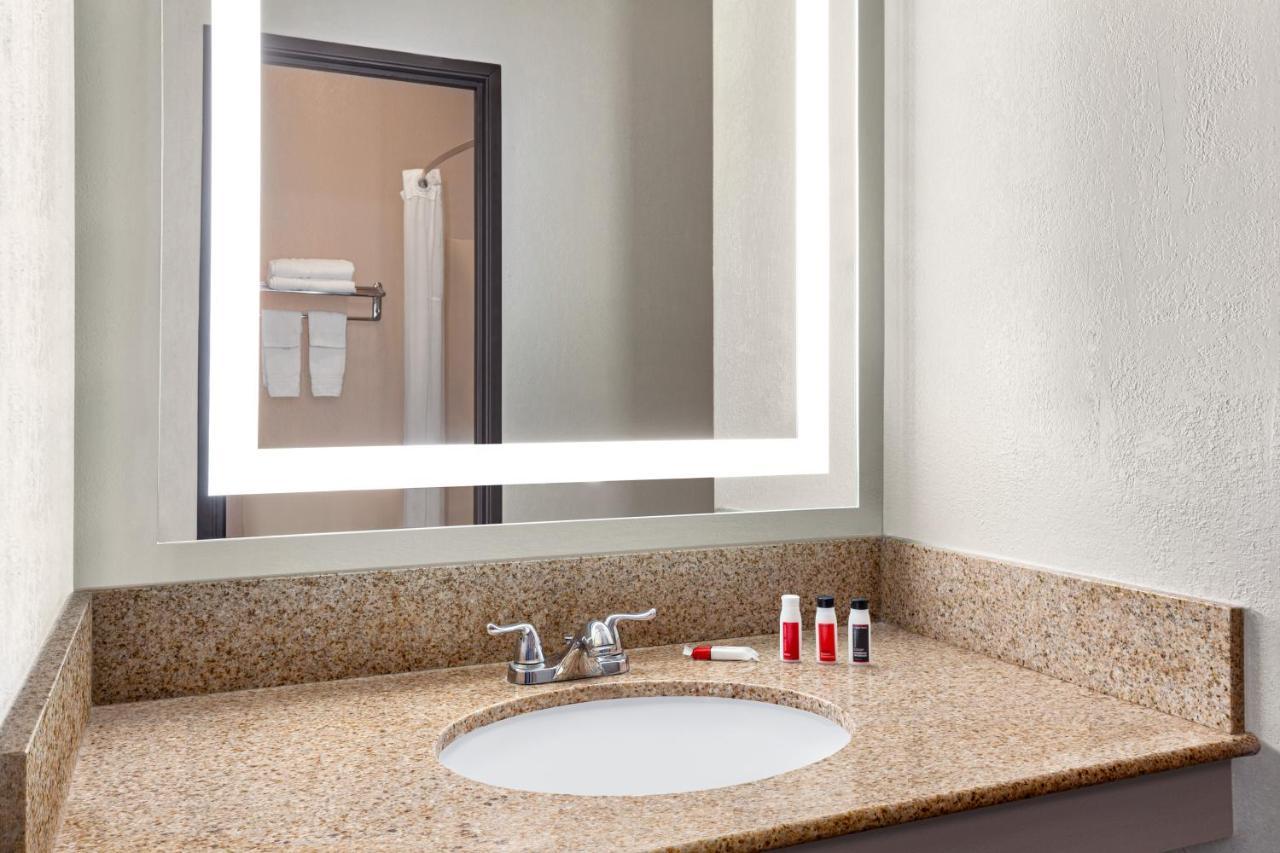 Days Inn By Wyndham Kansas City International Airport Exteriör bild