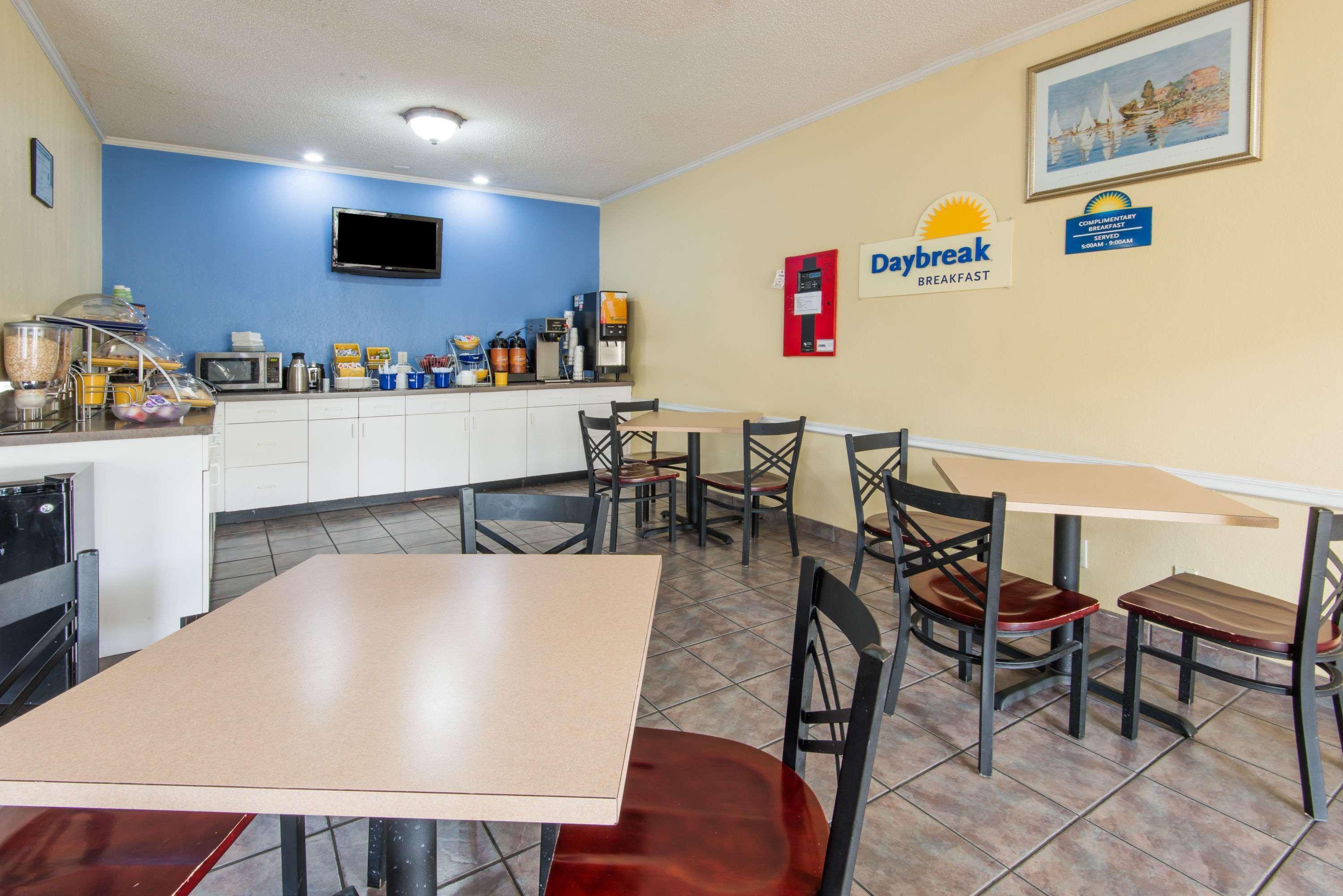 Days Inn By Wyndham Kansas City International Airport Exteriör bild